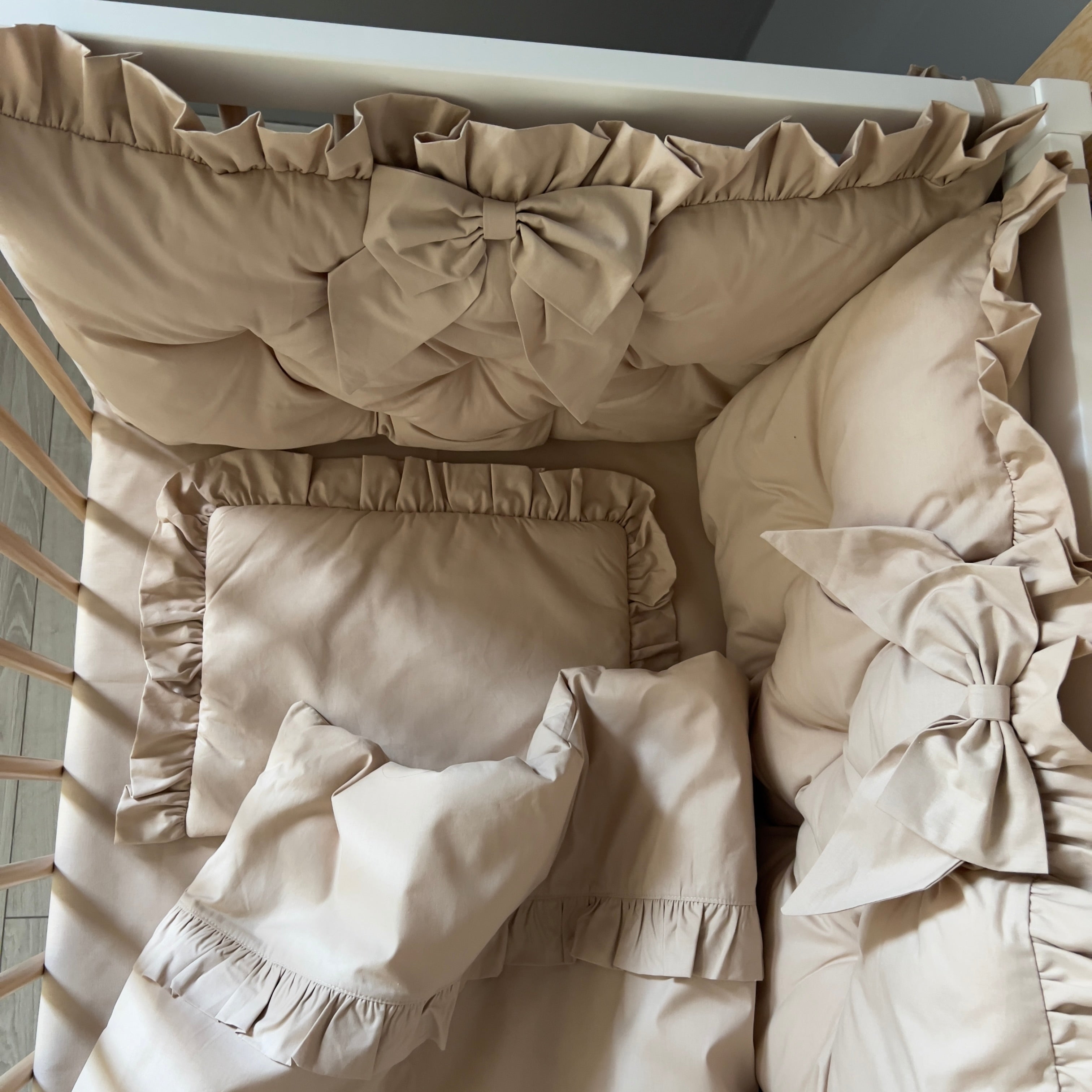 OGRADICA ZA KREVETAC I POSTELJINA ZA BEBE  KREMKO LUKSIĆ